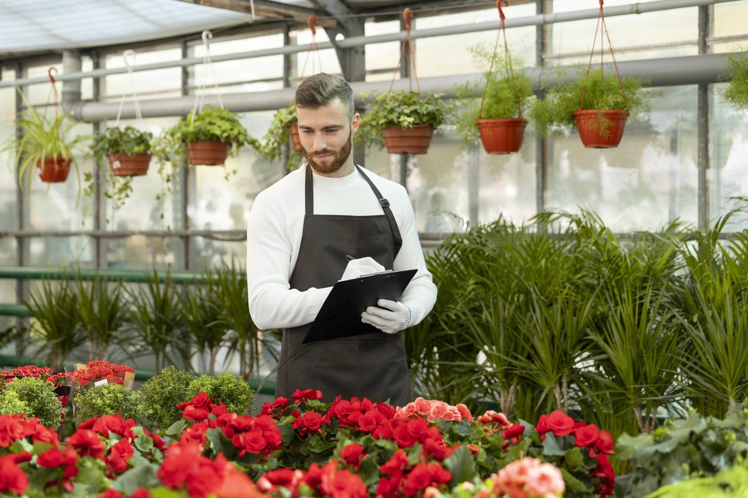 Fachmann bei der Gartenberatung